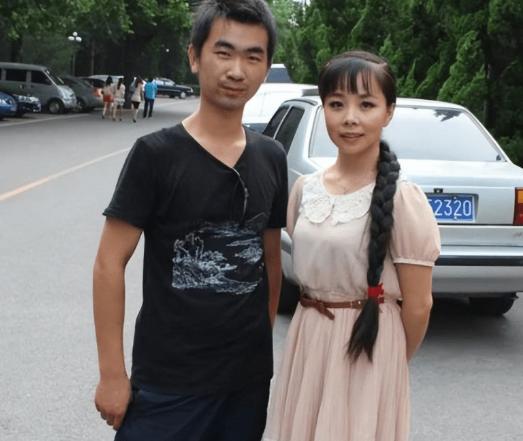 当年，王二妮出名后，男友李飞对她说“二妮，分手吧，咱俩不是同一世界的人了”，可王