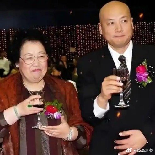 迟重瑞说不畏惧陈丽华的强迟重瑞永远站在陈丽华身后半步陈丽华这辈子活的很幸福，连陈