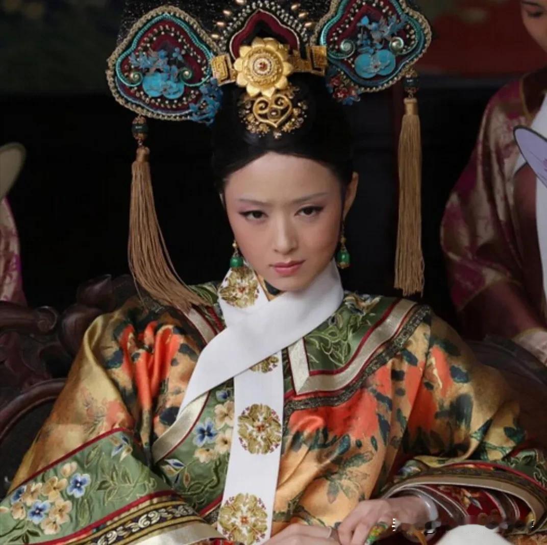 在一次访谈中，孙俪透露了拍摄《甄嬛传》时的一个有趣现象：大家都对蒋欣保持着一定的