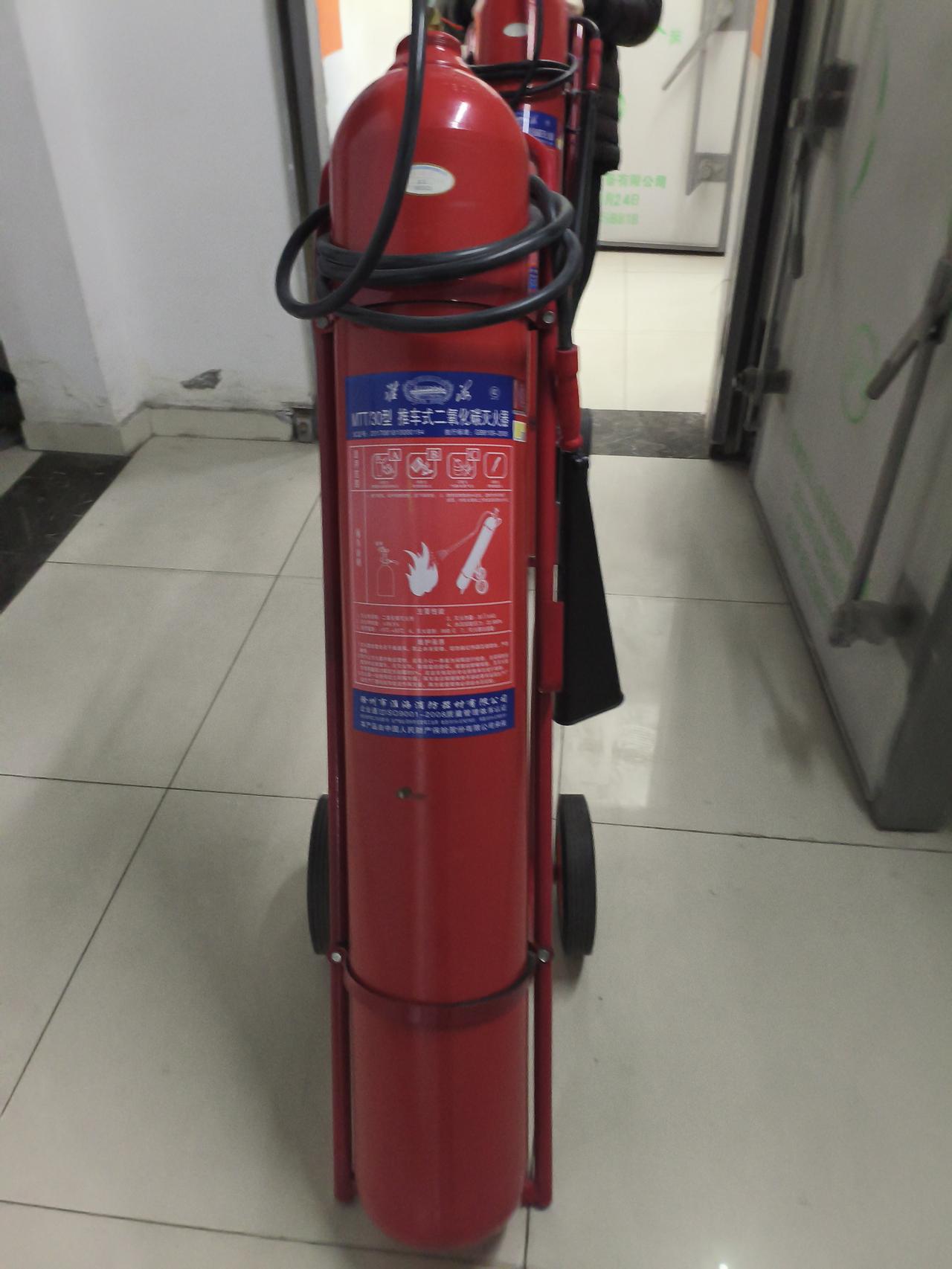 消防灭火器到期报废，每个设备房间配备1到2个，这是依照消防要求执行的。长久以来，