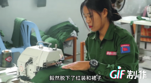 同盟军新军装竟然是女兵赶工出来的。
最近同盟军清一色的崭新军装都以为是在树林里捡