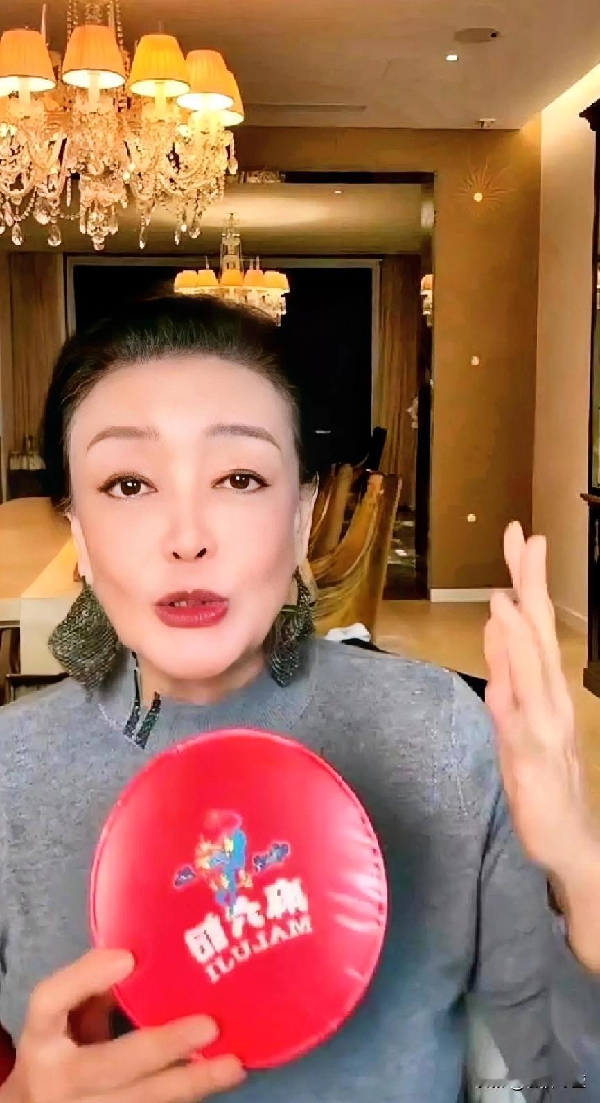 直播间里网友直击灵魂发问：“添了新孙子，是不是就不疼玥玥霖霖了？北京孙子天天在跟