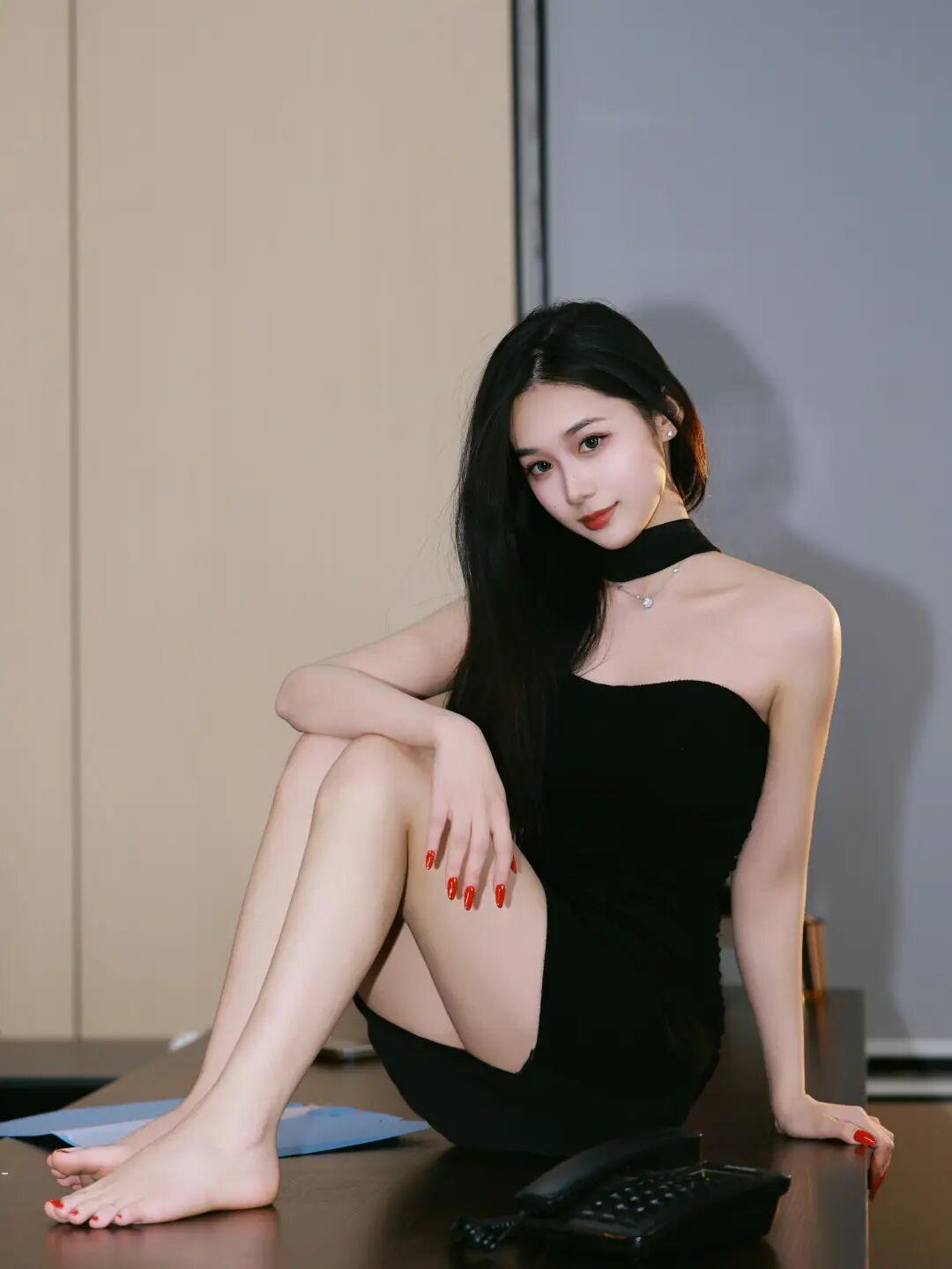 国色天香图

乌发如瀑垂肩侧，雪肤凝脂映绛唇。她斜倚在黑檀雕花椅上，椅背嵌着琥珀