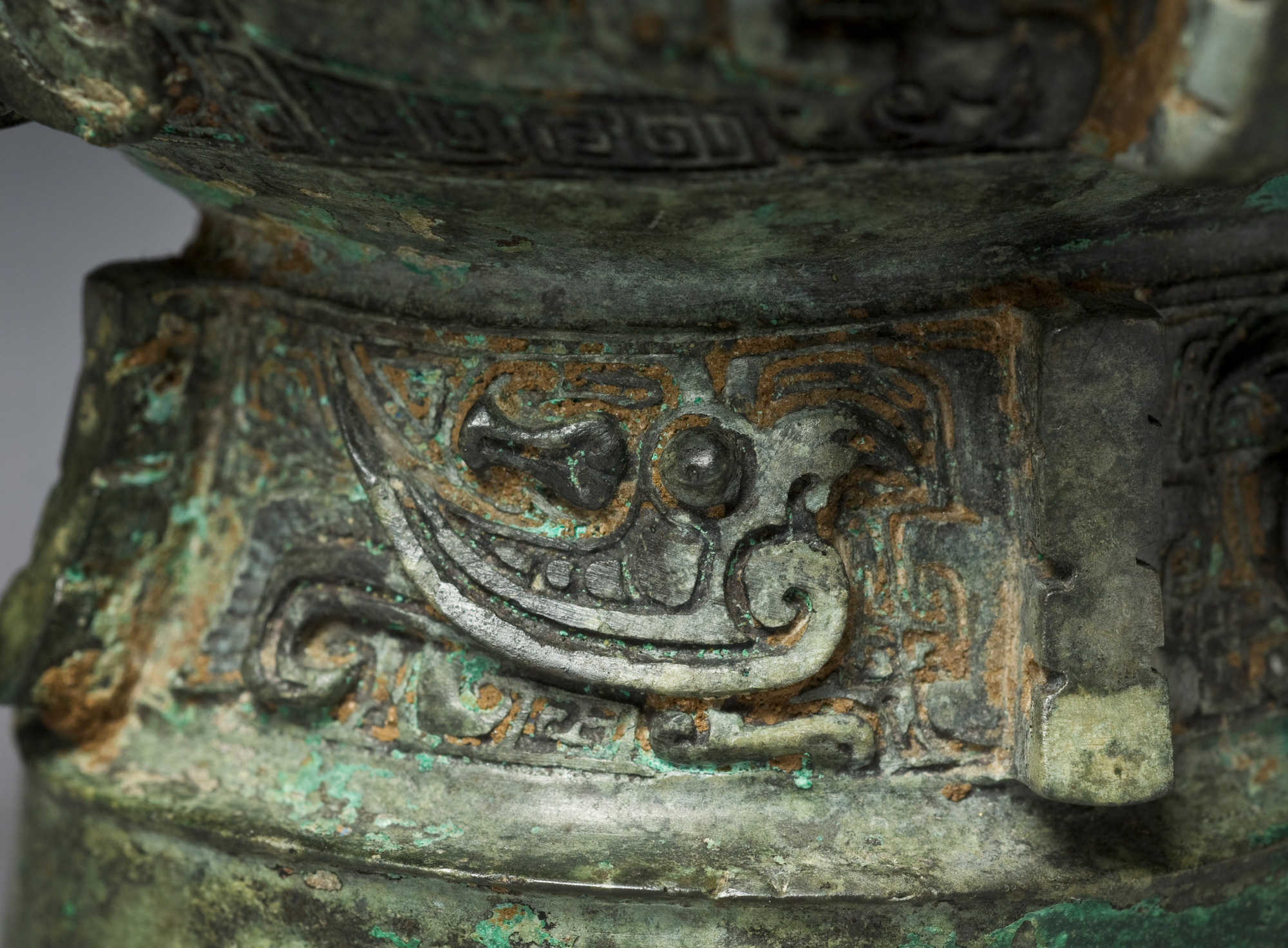 瑞典斯特哥尔摩亚洲艺术馆收藏的殷墟出土商晚期: 直纹凤鸟纹觯, 其器盖在台北史语