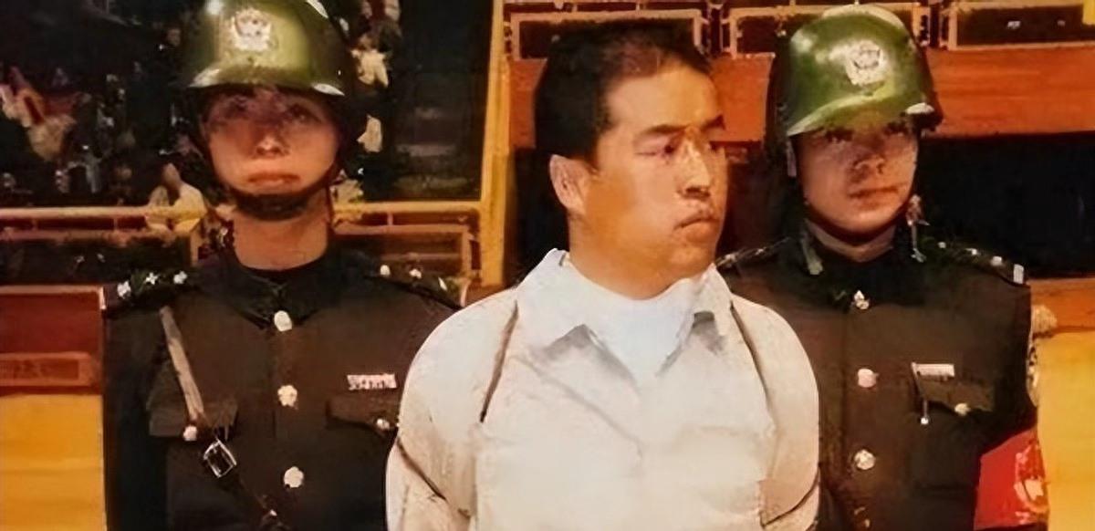 他叫杜培武。1998年，他妻子和另一名警察被枪杀，现场被认定是“情杀”。最方便抓