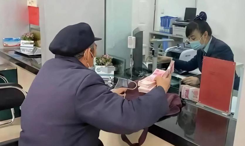 陕西西安，一大爷家里120000元的存款到期，于是来到银行重新存定期，这一次直接