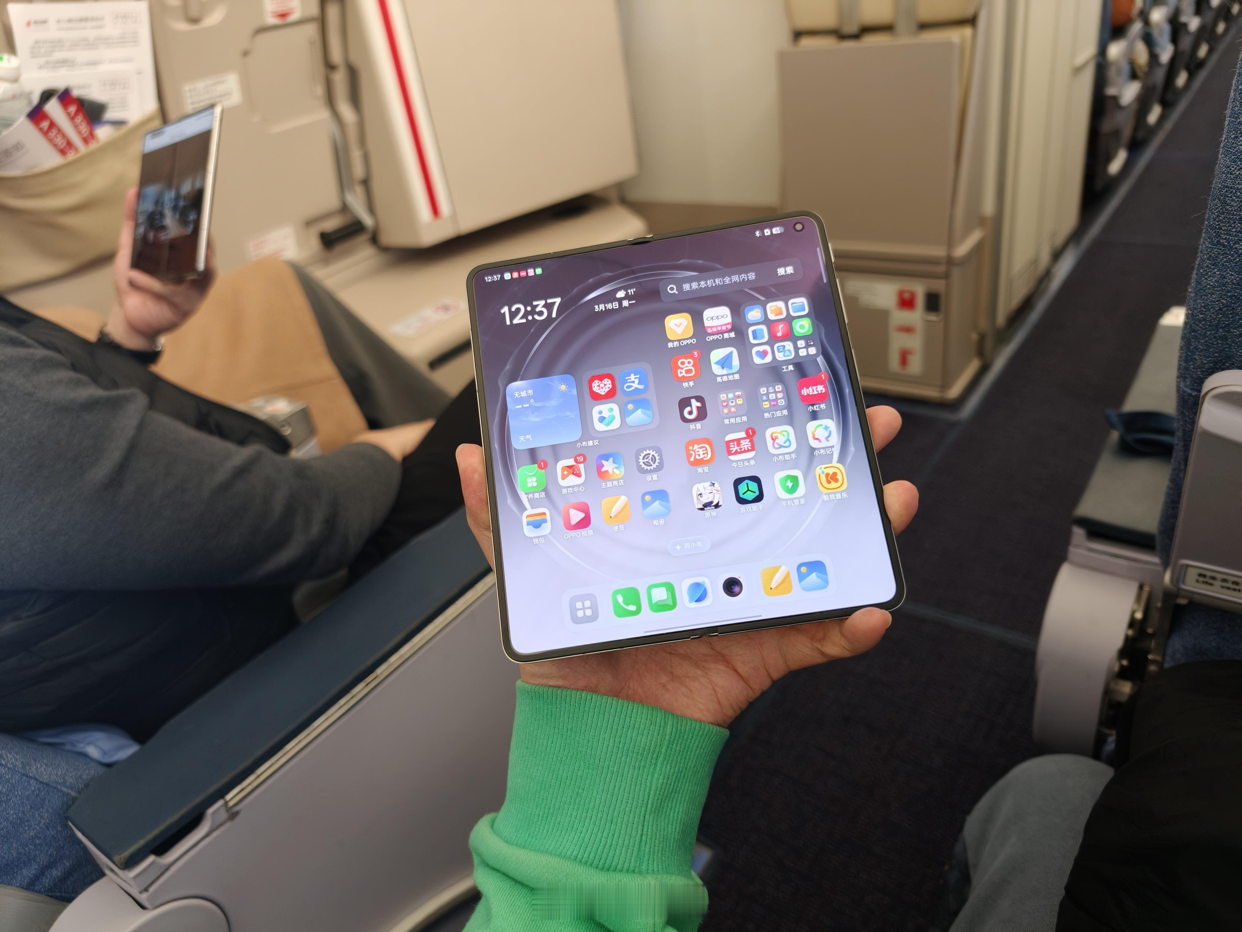 折学家生活图鉴飞机上看见一个大哥在用折叠屏（不知道是哪个牌子的）看电影我一看就瞅