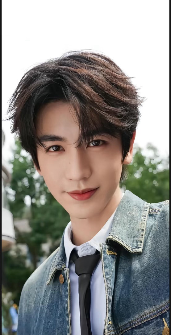 张凌赫你也很满意ai张凌赫吧开始推理吧 他看ai自己的那个表情，瞳孔地震但嘴角在