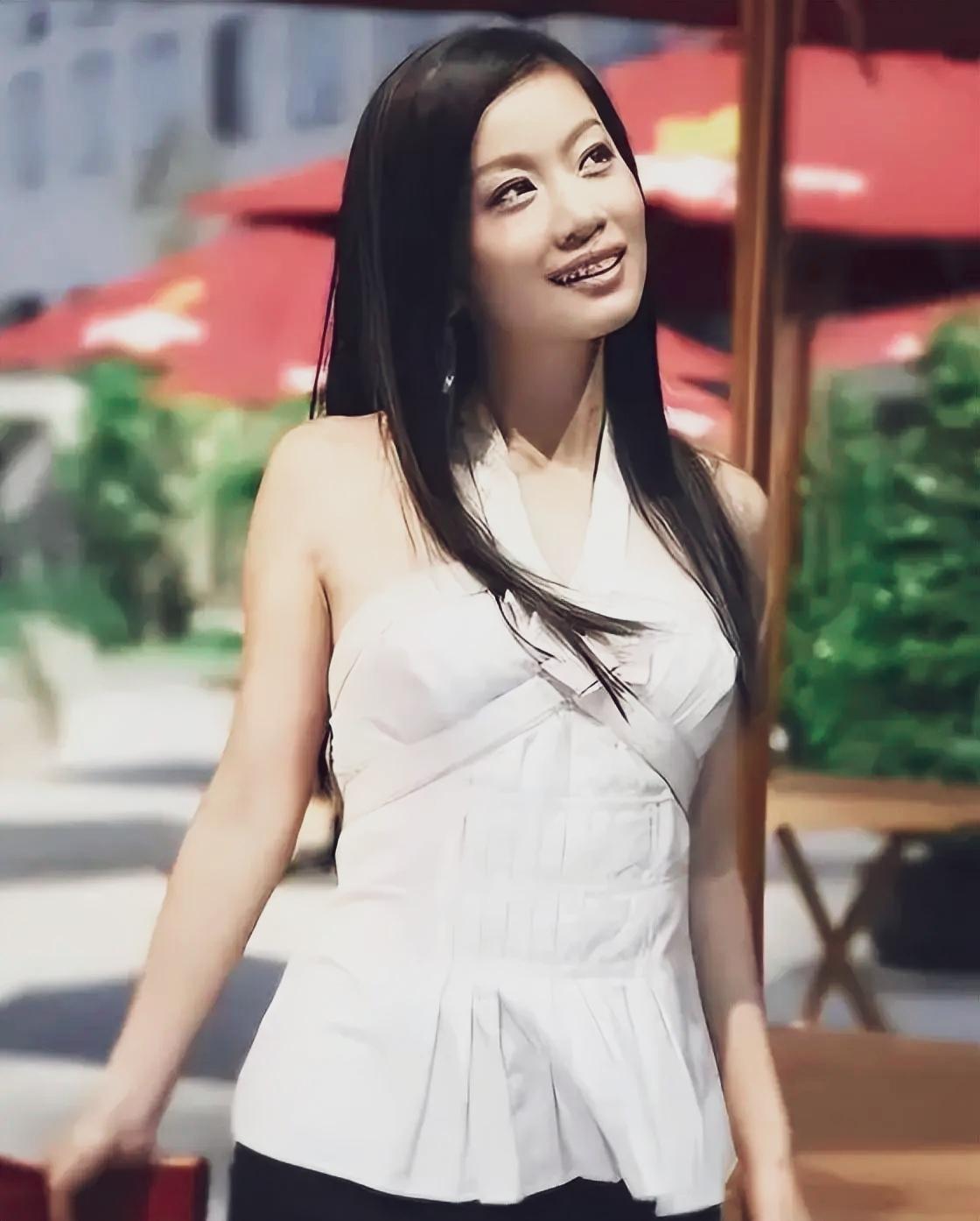 曾子墨，那时还是一个青春的女孩。进入凤凰卫视后，主持过《财经点对点》、《我的中国