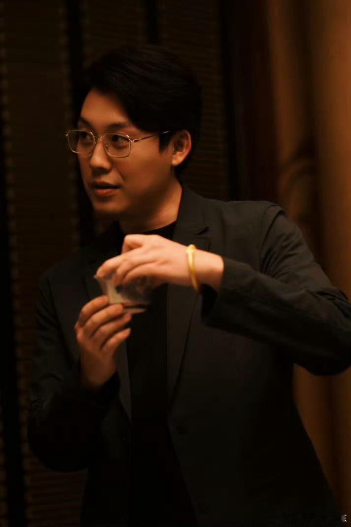嗑上荣仁最让我觉得颠覆自己审美观的不是脸，是身材！！虽然这么说会身材歧视，但天地
