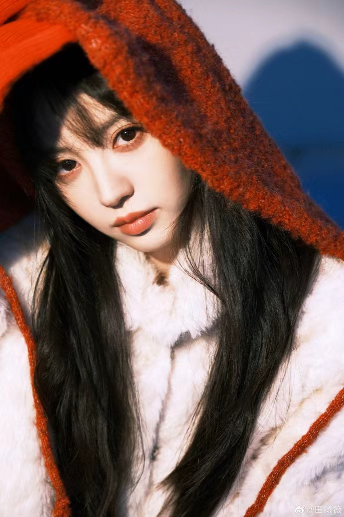 田曦薇元宵小红帽look 田曦薇元宵小红帽look，田曦薇元宵节营业照，元气满满