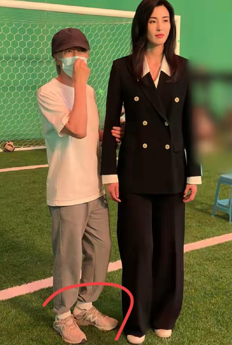 周星驰这双鞋是什么品牌？多少钱啊？看着好舒服好时尚啊，好想给爸爸买双同款，哪里可