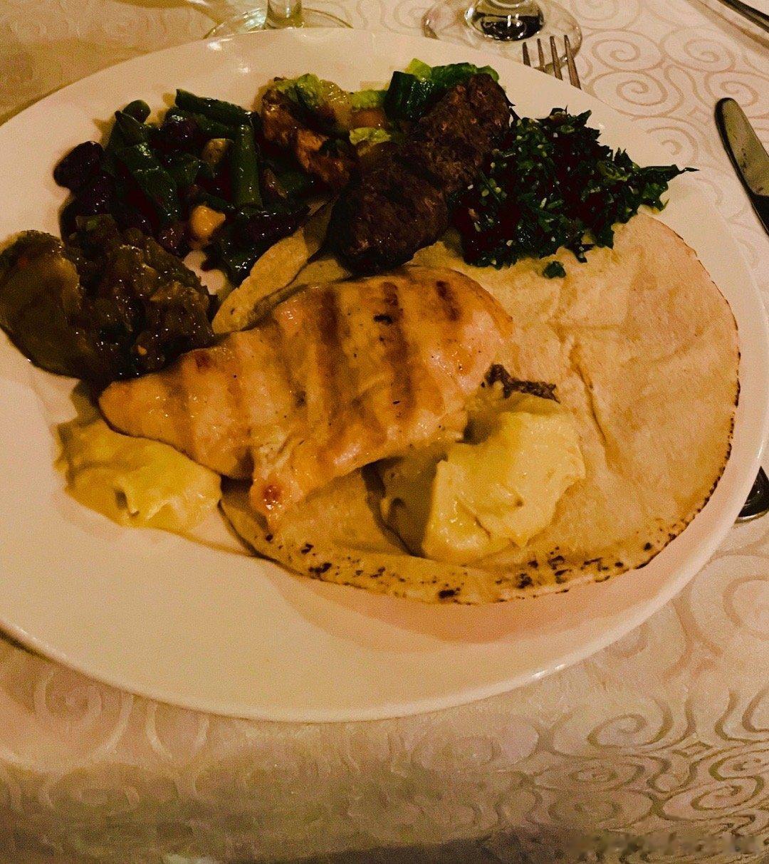 熬夜的时候头发掉得最快，减肥吃素的人头发也掉得多。吃够蛋白质对预防脱发特别好，因