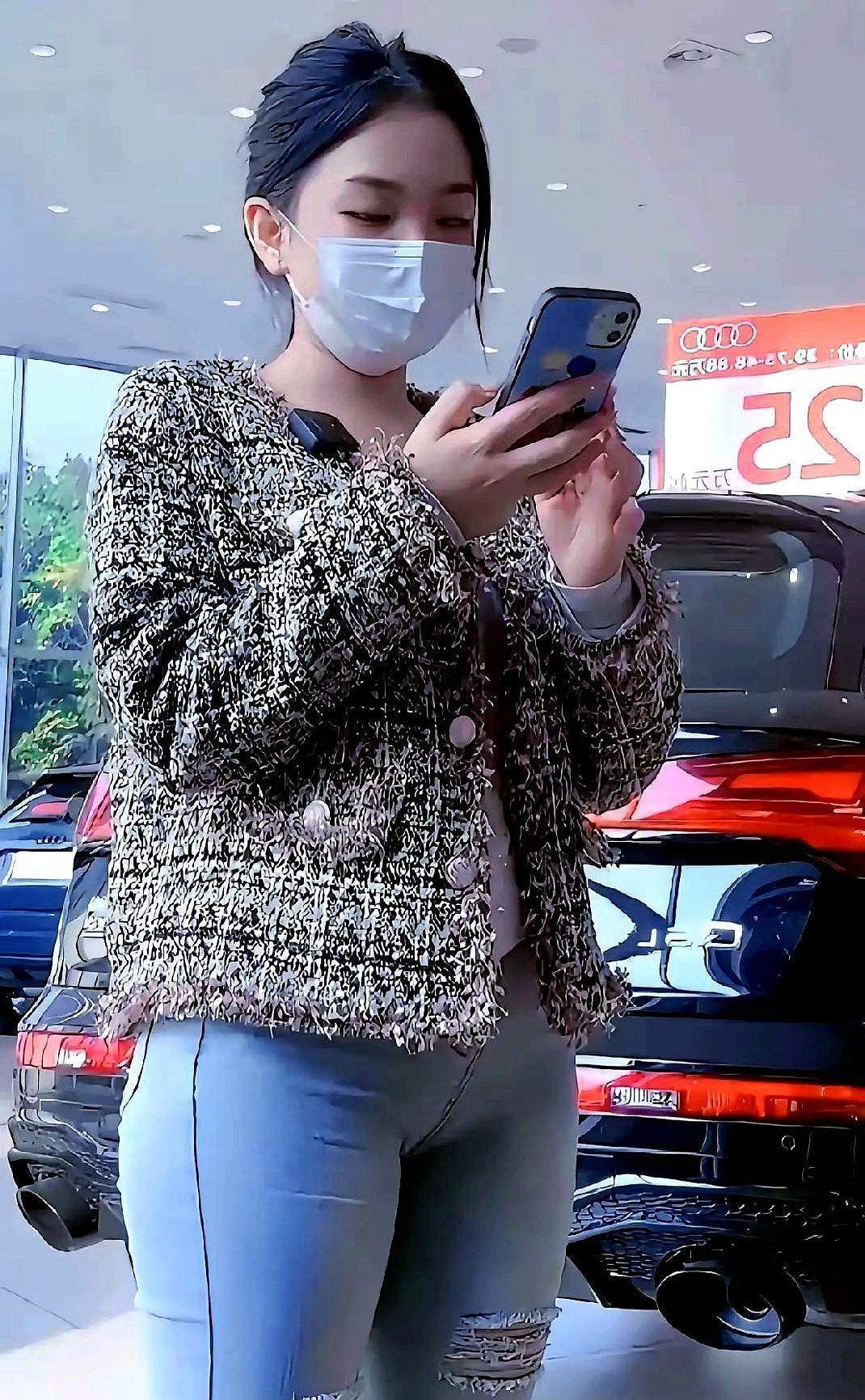 衬衫不塞，不是偷懒，是身体先扛不住了。
胃被皮带勒出印子，腰上一道红痕，坐地铁怕