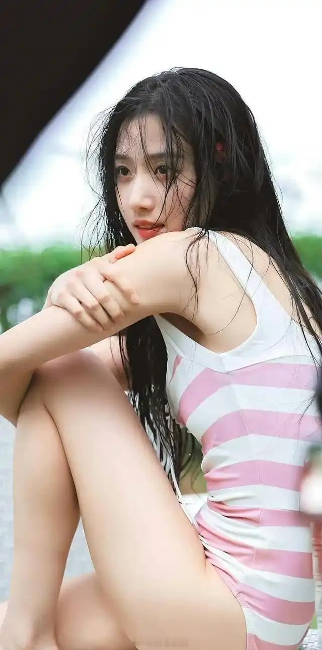 卢昱晓深V开到腰，她站在那儿，像从甜品广告里走出来的。有种耐看的灵气，越看越上瘾