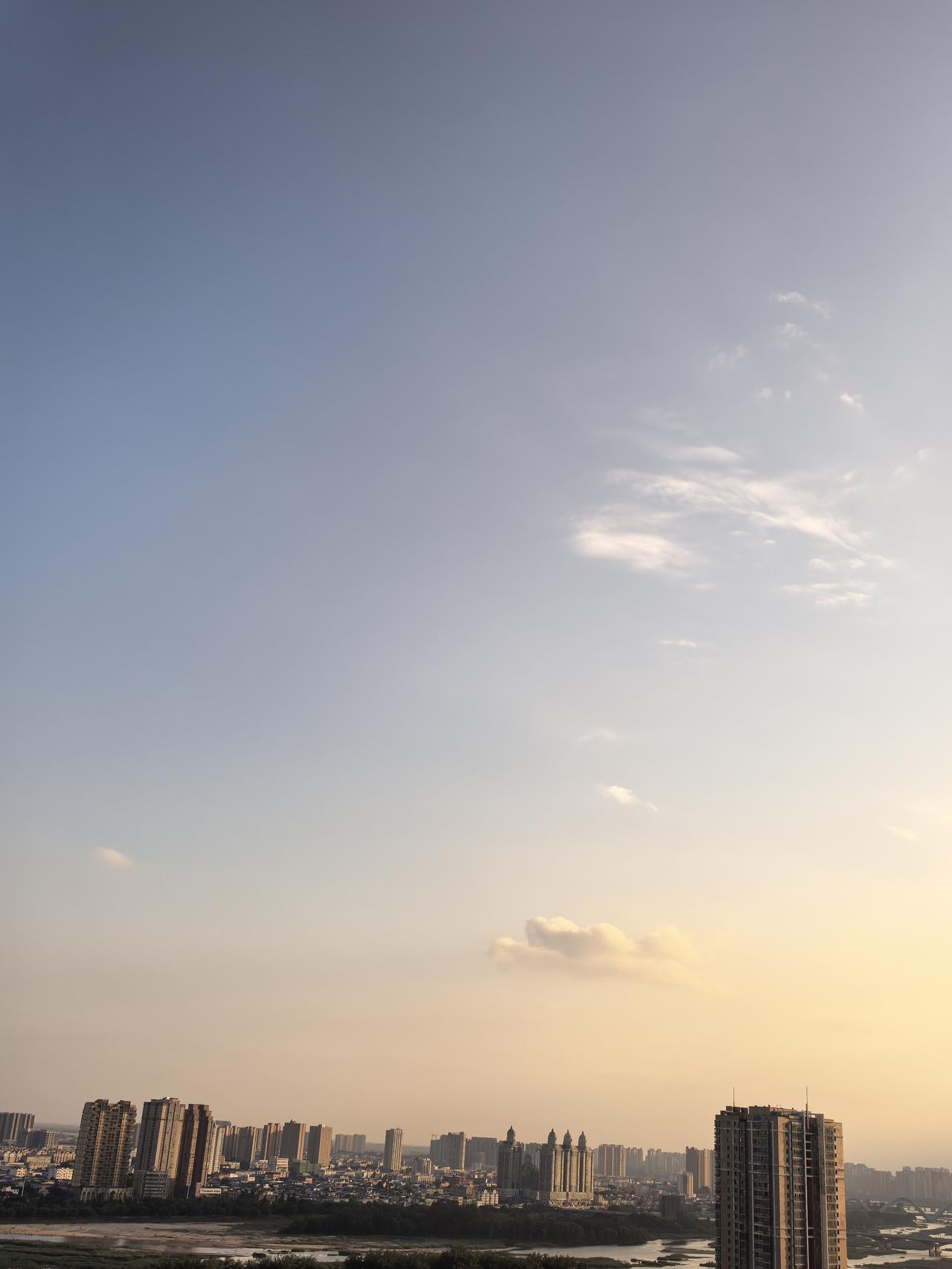 天也格外的高原，云也格外的洁白轻盈，空气也格外的清新，草木也格外的绿。
这就是我
