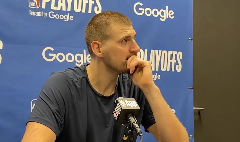 NBA季后赛首轮G6，掘金客场98-110输给森林狼，大比分2-4输给森林狼，遭