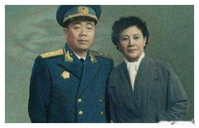 图片中是开国中将聂凤智和夫人何鸣一张珍贵合影，丈夫一身戎装，妻子何鸣非常的气质出
