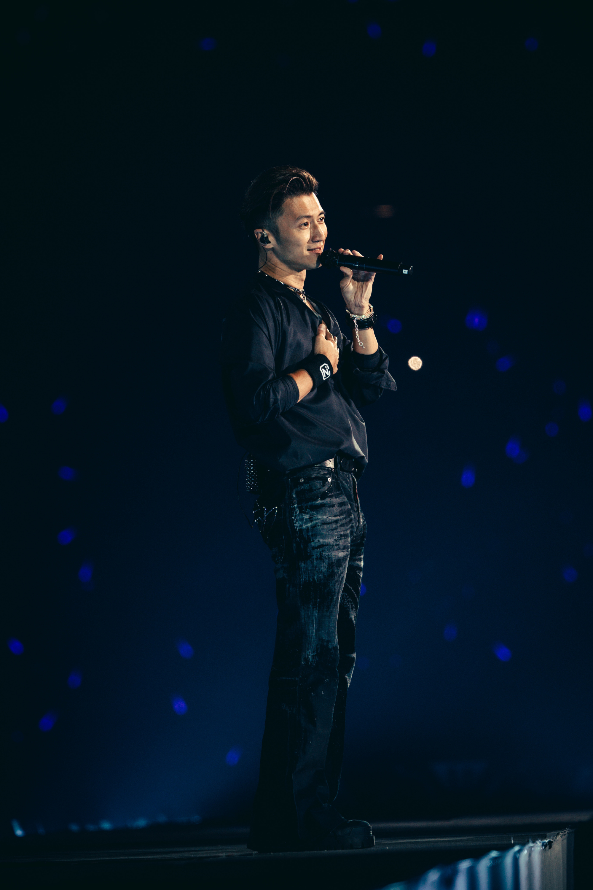 谢霆锋演唱会现场粉丝淡定开会谁的青春没有一个谢霆锋呢，谁能拒绝一场谢霆锋演唱会呢