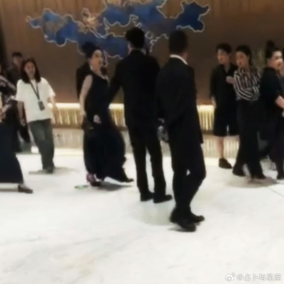 杨紫小跑过去拥抱胡歌杨紫胡歌后台拥抱 杨紫小跑过去拥抱胡歌！最好的师徒🫶 