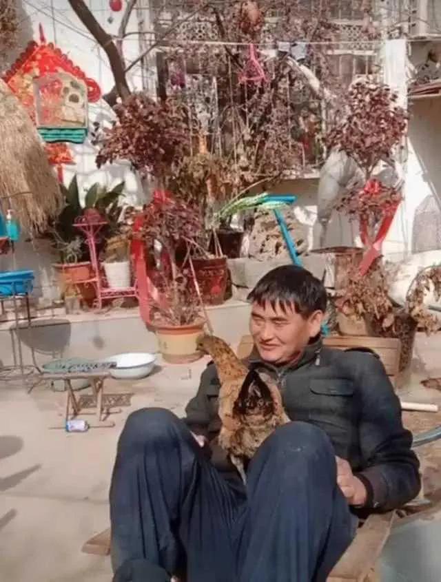 同期草根全进城，唯独朱之文扎根农村！背后藏着两层现实考量
 同期走红的草根艺人，