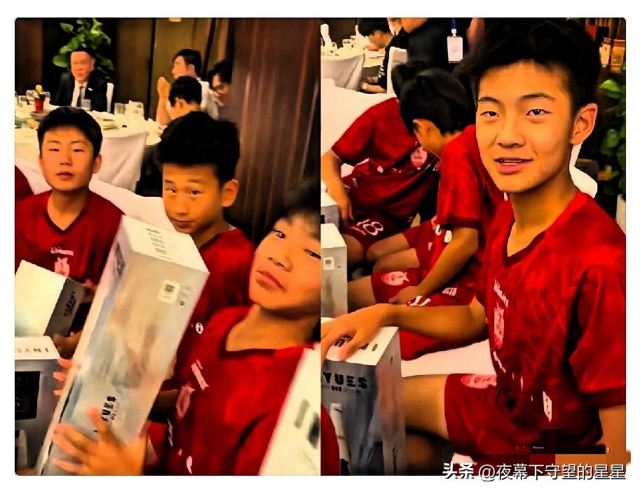 庆功宴上，老板没发红包，给每个足球少年递了支三千块的电吹管。门将低头咬住嘴唇那一