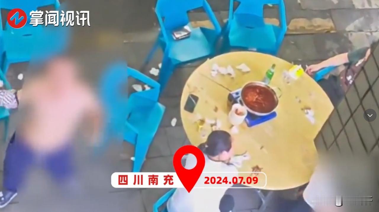 “很恶心”！四川南充，凌晨2点几名男子在宵夜摊上吃饭时大吵大闹，打扰到2楼女子休
