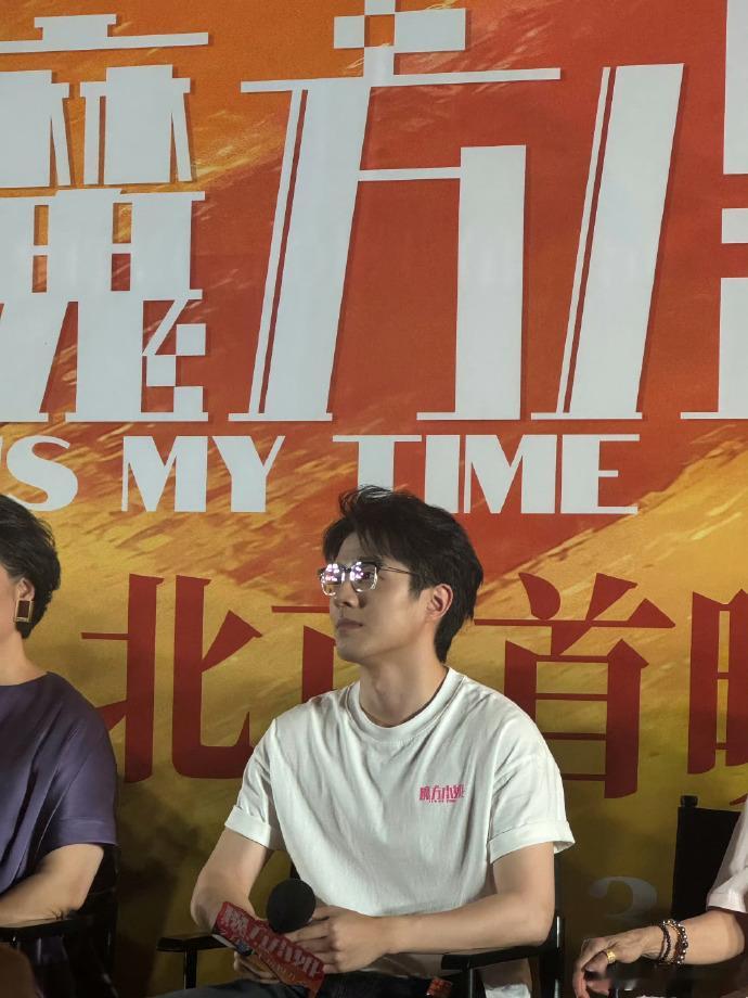 刘昊然拍南京照相馆间隙练魔方高叶暖心感谢一路陪伴指引自己的长辈，感慨表演永远有学
