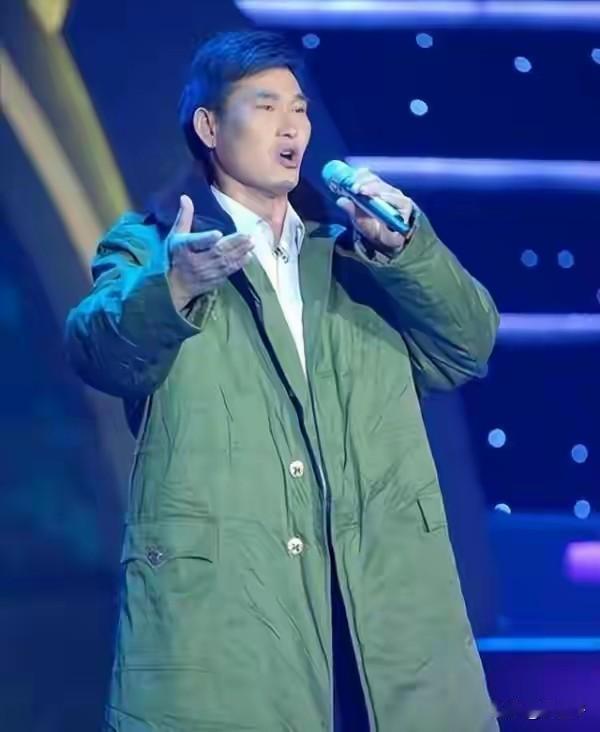 大衣哥好好的正面形象这条路不走下去，非要搞“跨界”路线，你是演嗨了，但在观众心目