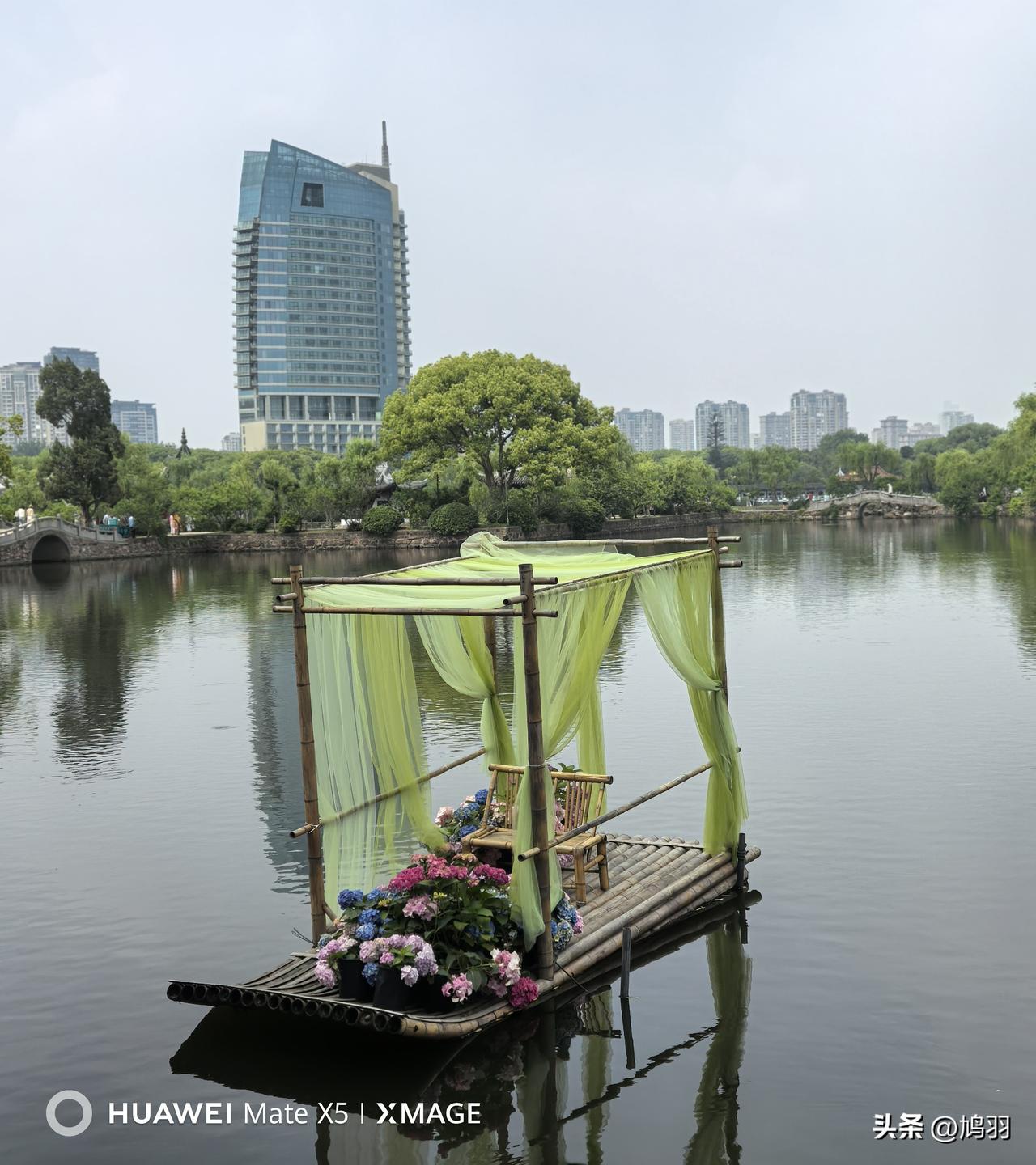 风景秀丽的无锡市滨湖区蠡园，太湖蠡园湖中的镜景美不胜收。随手一拍，一艘打卡游船便
