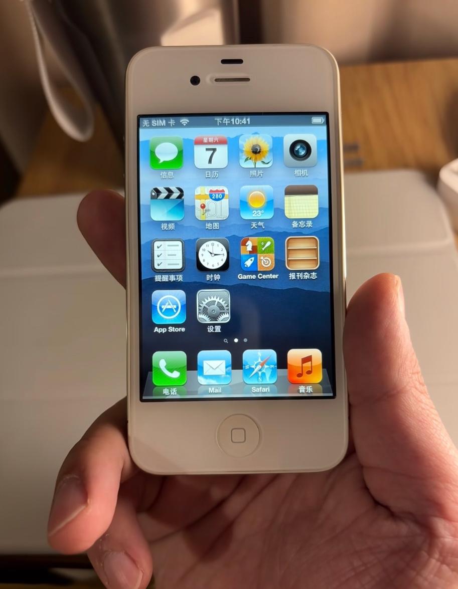 据说iPhone 4的二手回收价格从原来的5元，暴涨到400元，上涨了80倍。这