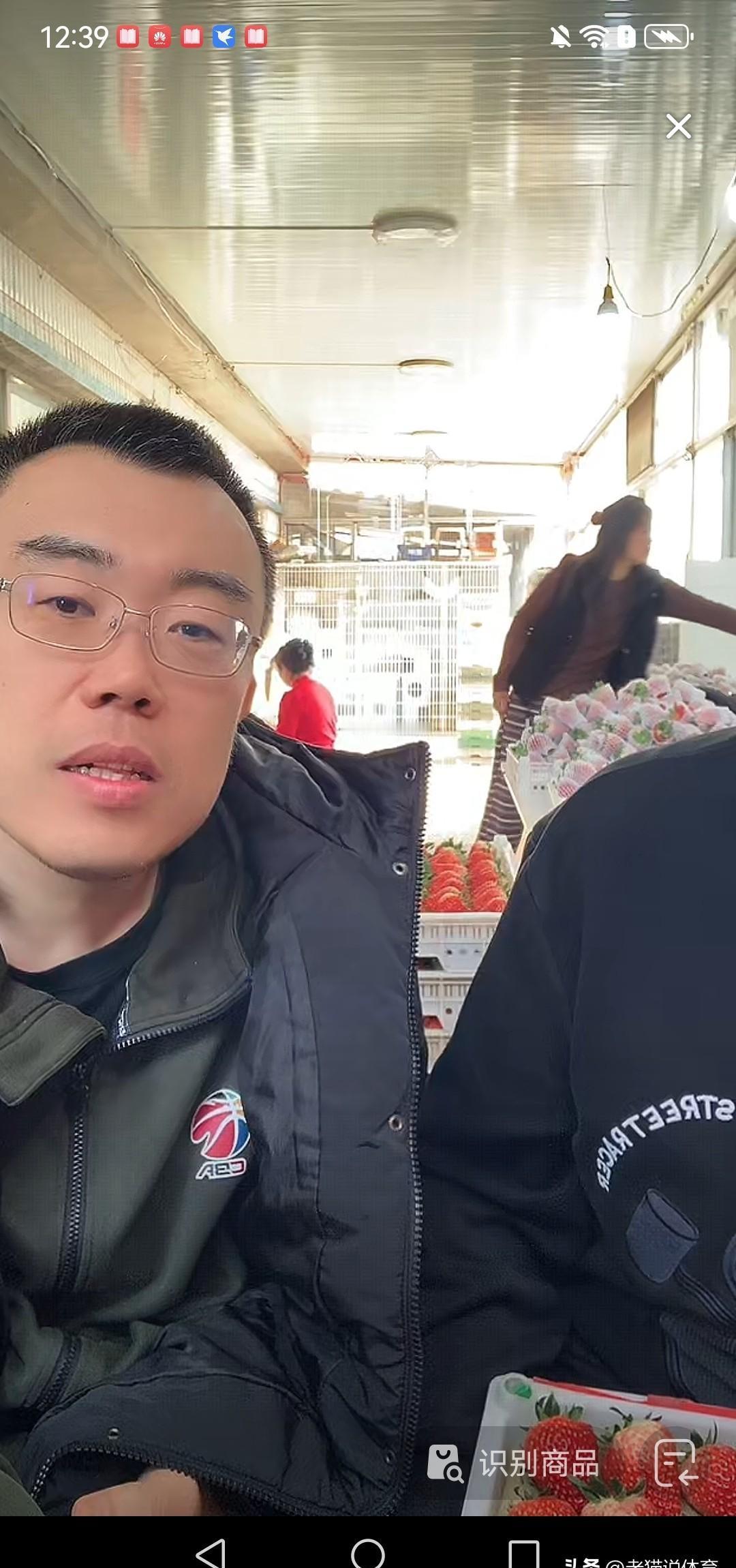 他不在健身房，不在球场。
韩德君退役后第一次直播，是在亲戚家的鱼塘边，胳膊晒得黝