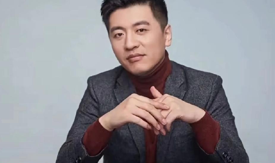 这是张雪峰上次出镜吃午饭的画面，一碗米饭配六个菜，盛菜用的都是塑料盒，整体重油重