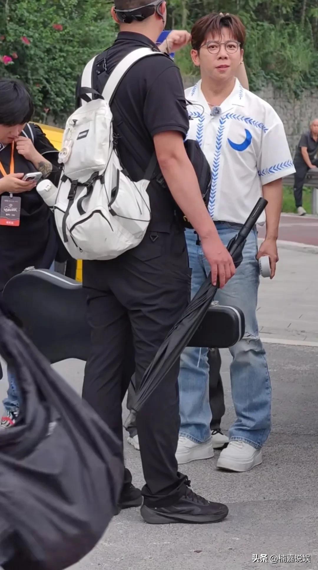 著名音乐人胡海泉现身重庆录歌，他完全经不住镜头，现实中好虐啊！
穿着衬衫牛仔裤的