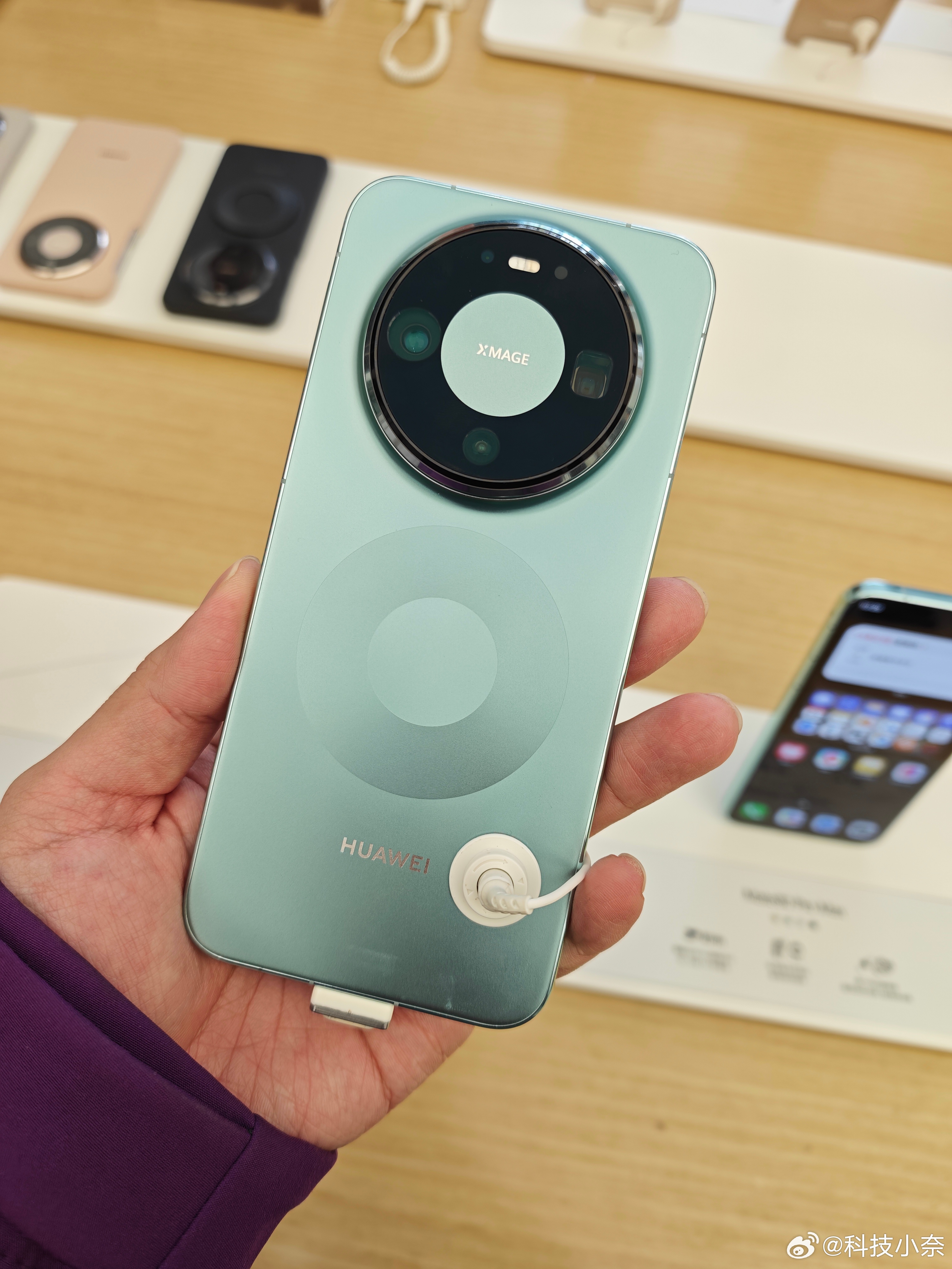 华为Mate80晨曦金版本已售罄那天专门去店里看了真机，这次的金色确实比图上面要