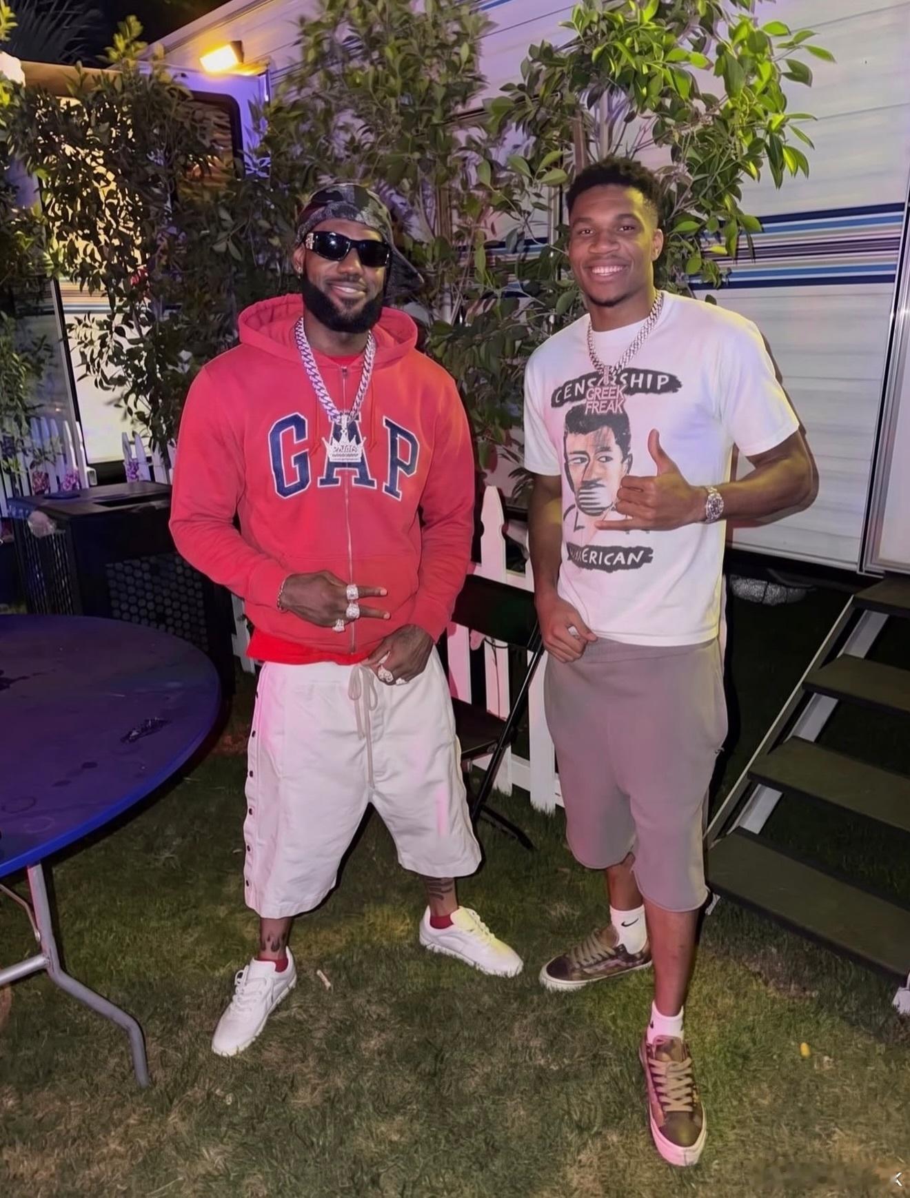 疑似詹姆斯和字母哥街头合照泄漏曝詹姆斯突然改变想法nba