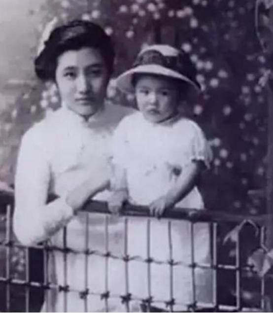 1925年，连生4女的董竹君，为圆丈夫儿子梦，冒死怀第5胎。她肚大肥圆，爱吃辣椒