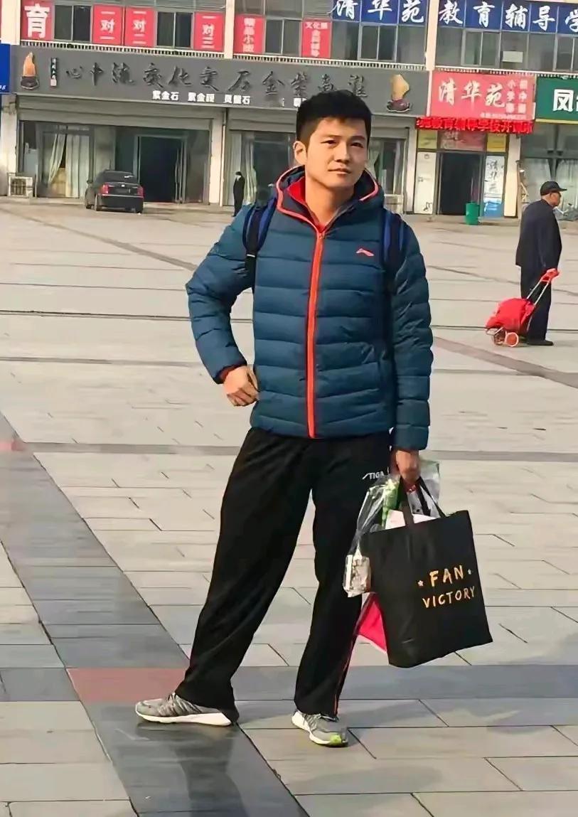 这会是大家都喜欢的小胖吗？这也太不像了吧，这也不像身价上亿的小胖出行的穿着啊，穿