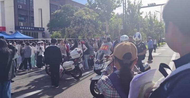 高考第一天，不出意外，还是出意外！“快！快让开！”交警叔叔的摩托车风驰电掣，后座