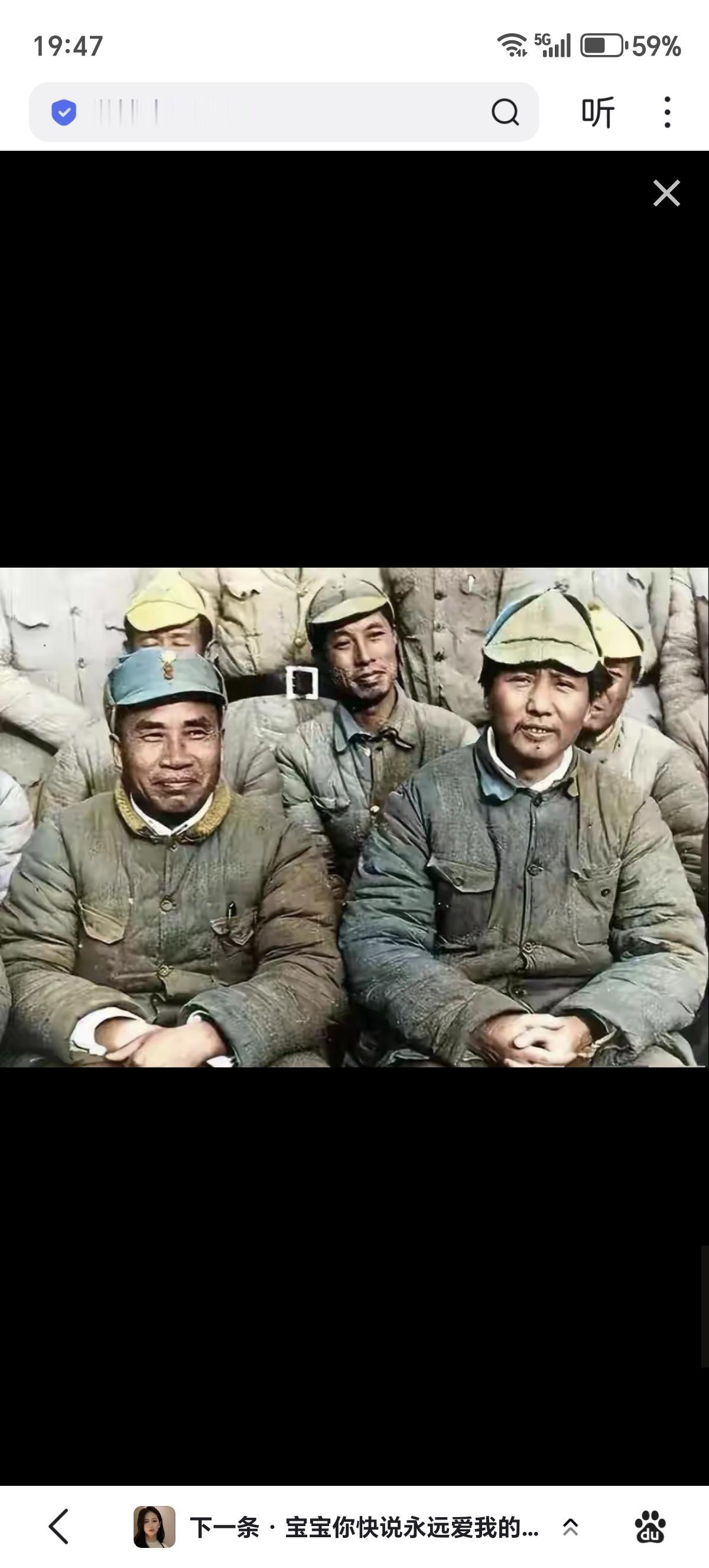 要再被电视剧骗了，真正的毛主席是这样的，一件睡衣补了73个补丁，穿了二十多年，毛