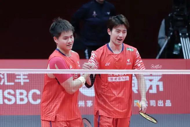 2026羽毛球世锦赛中国组合梁伟铿和王昶以2比0击败马来西亚组合谢定峰和苏伟译，