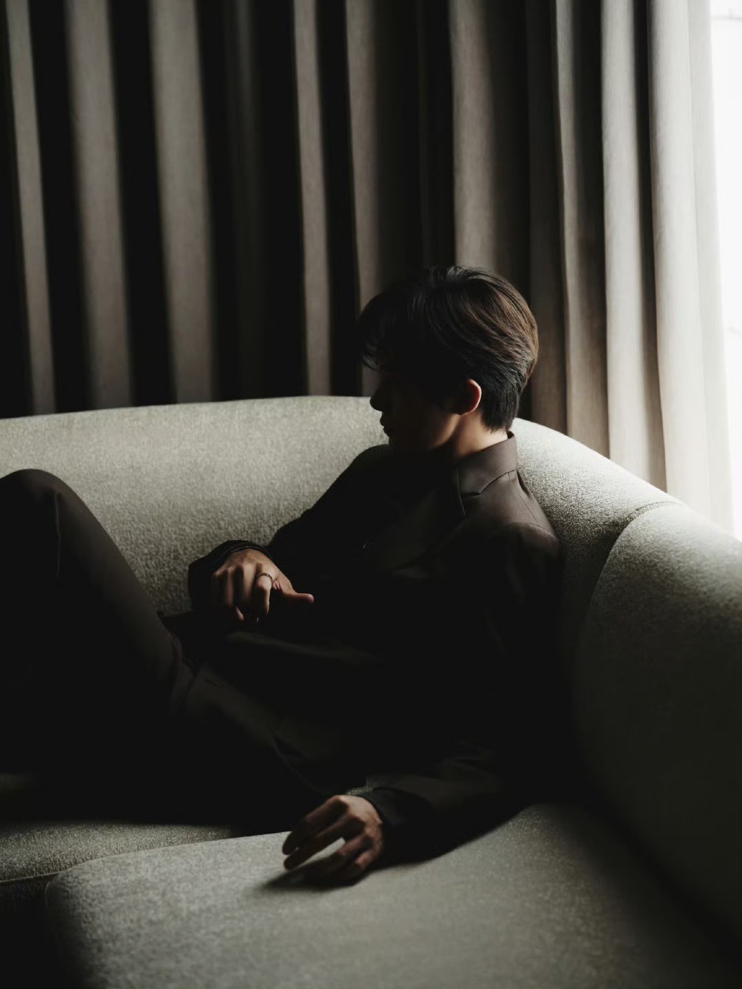 娱乐易烊千玺劲势着陆后的第一抹亮色易烊千玺冬至后的第一抹亮色，好帅！！易烊千玺绿