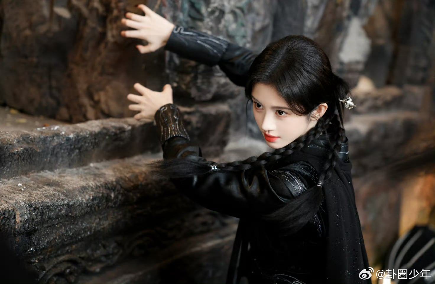 鞠婧祎露芜衣的刺客信条鞠婧祎露芜衣快准美 鞠婧祎狐系美人天花板，动作干净利落，颜