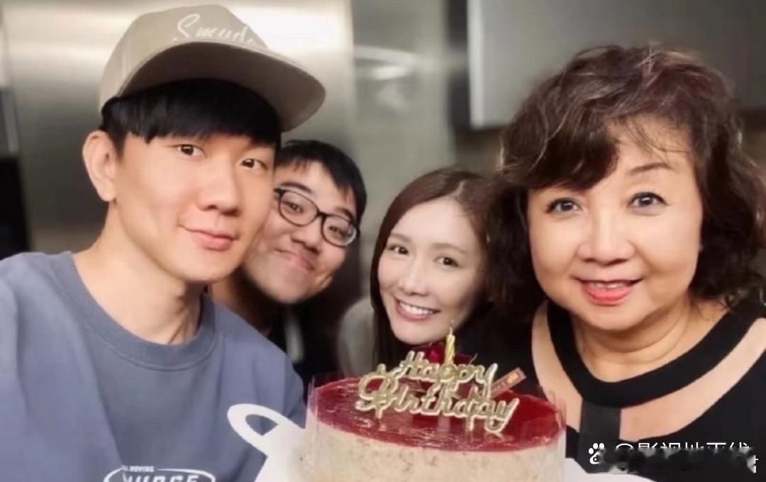 曝林俊杰与前女友合照疑似网友扒出林俊杰与前女友合照，也是在给林俊杰妈妈过生日。 