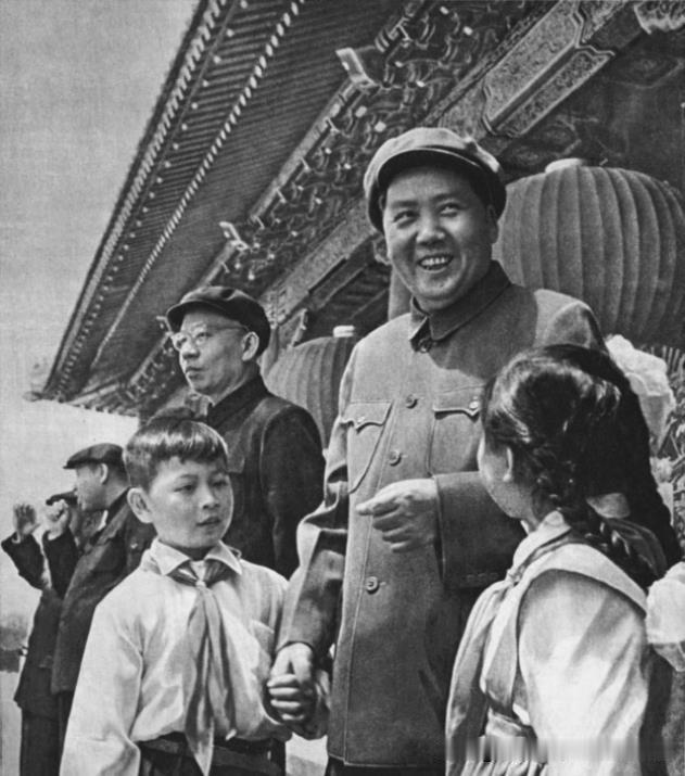 1954年5月1日毛主席出席首都庆祝五一国际劳动节大会