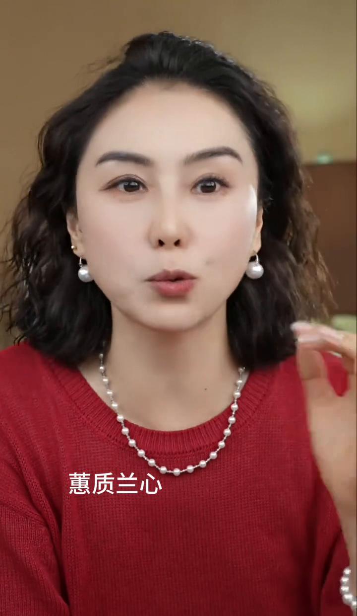 你戴的这条“显脸小”珍珠链，根本没到下巴。
14厘米，卡在锁骨上，跟下颌线差着一