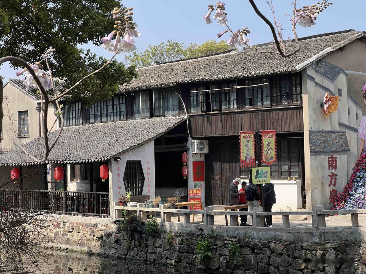 上午踏访规划三十平方公里的太湖郊野公园。这里濒临太湖，是无锡城区最南端的地方。此