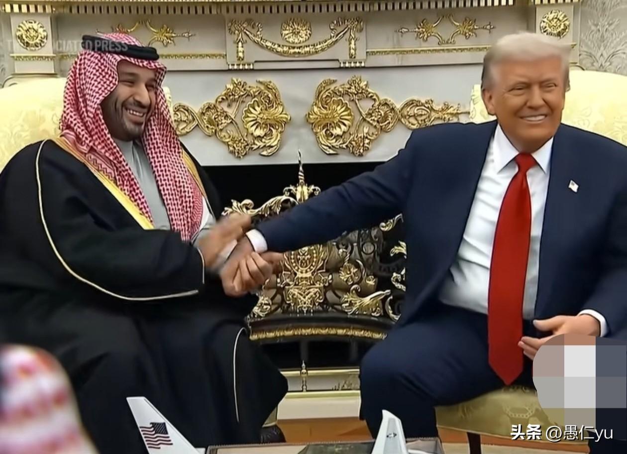 特朗普羞辱沙特王储，沙特反击，不要美国武器了！
特朗普：（沙特主储）“亲我的屁股