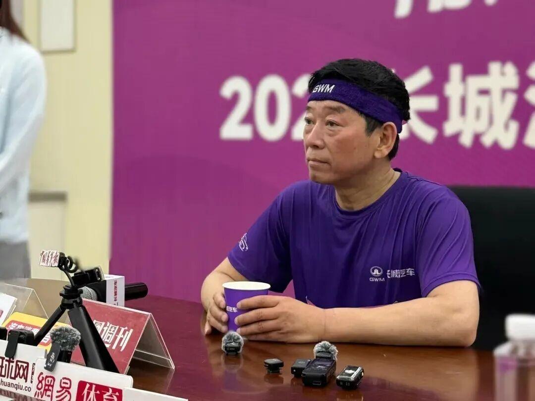 在和主持人陈梦的访谈里，魏建军难得直白，坦然承认自己算是富二代，能走到今天，确实