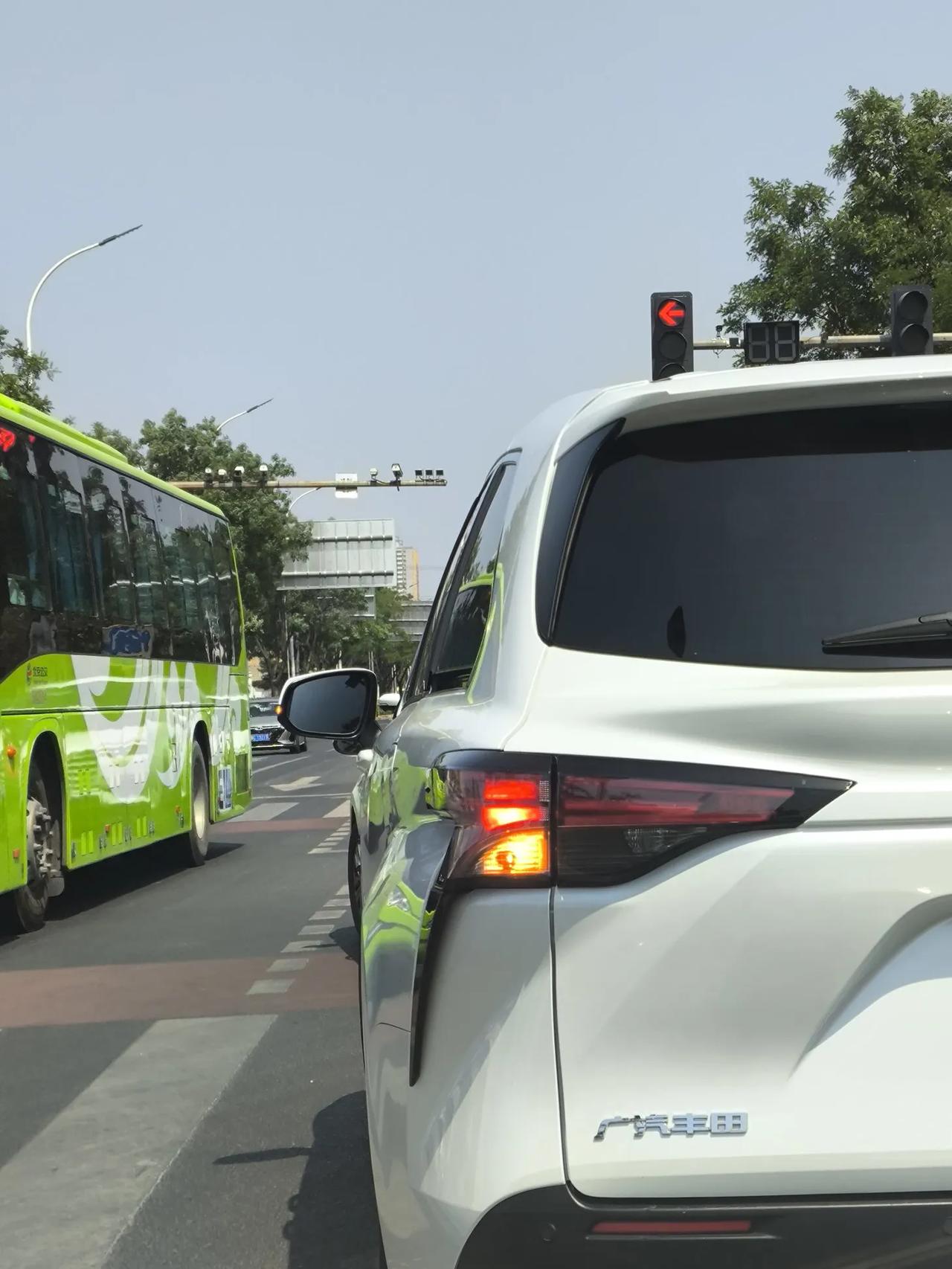 这可是30多万的车，尾灯也太寒酸了。。